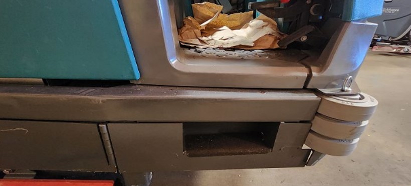 2020 Tennant T17 Industrial Ride on Floor Scrubber - Image 14