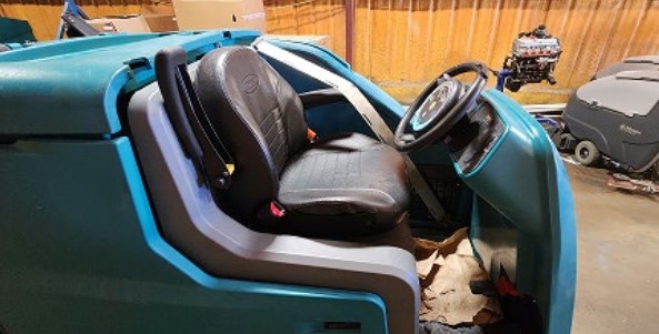 2020 Tennant T17 Industrial Ride on Floor Scrubber - Image 13