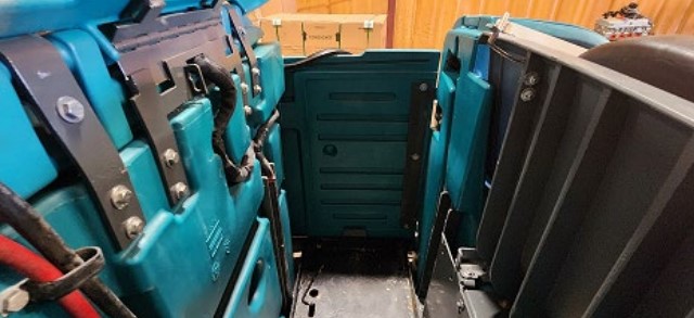 2020 Tennant T17 Industrial Ride on Floor Scrubber - Image 11