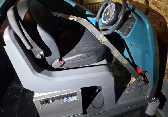 2020 Tennant T17 Industrial Ride on Floor Scrubber - Image 22