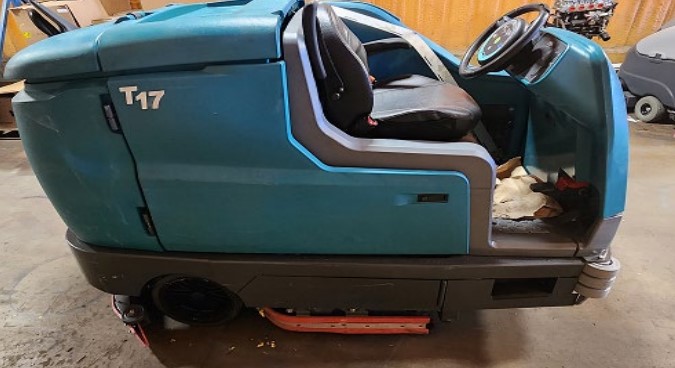 2020 Tennant T17 Industrial Ride on Floor Scrubber - Image 16