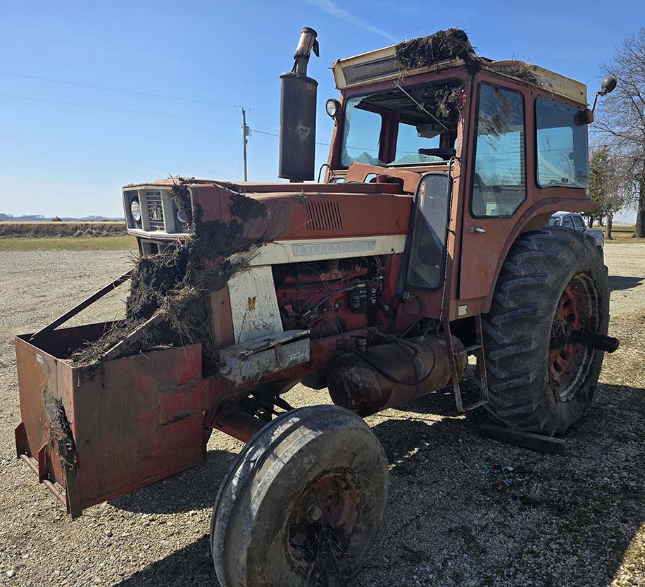 1974 International 1066 Tractor - Image 2