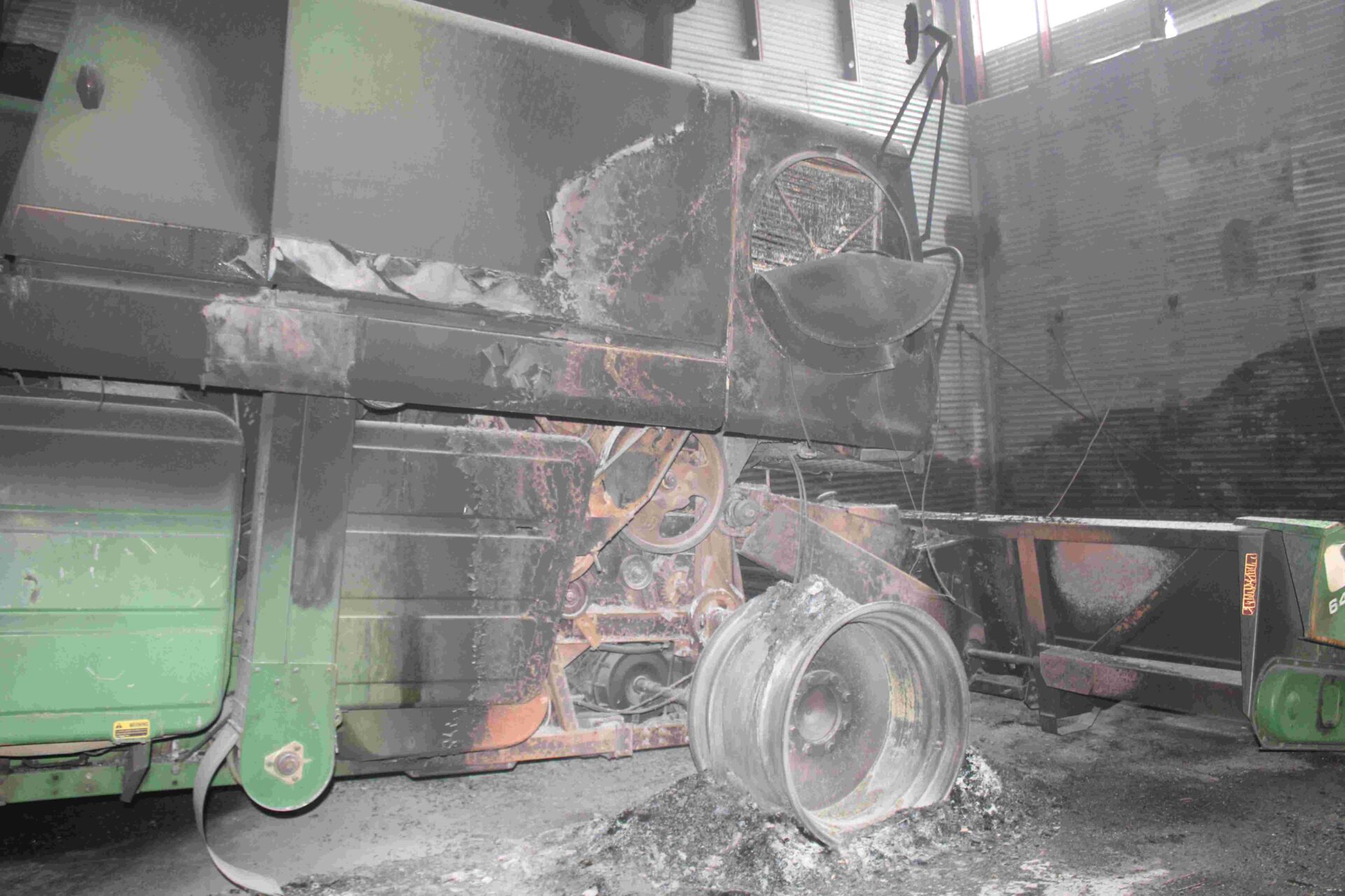 1981 John Deere 6620 Combine and 1986 John Deere 643 Corn Head - Image 2