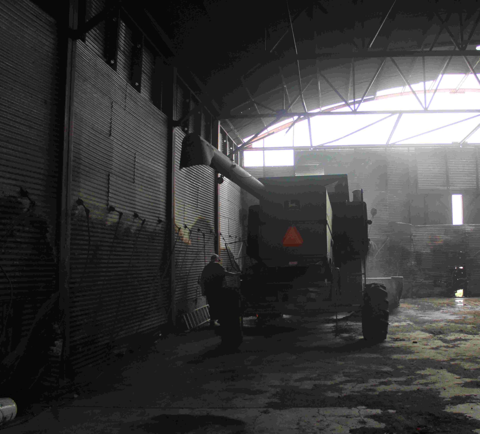 1981 John Deere 6620 Combine and 1986 John Deere 643 Corn Head - Image 11