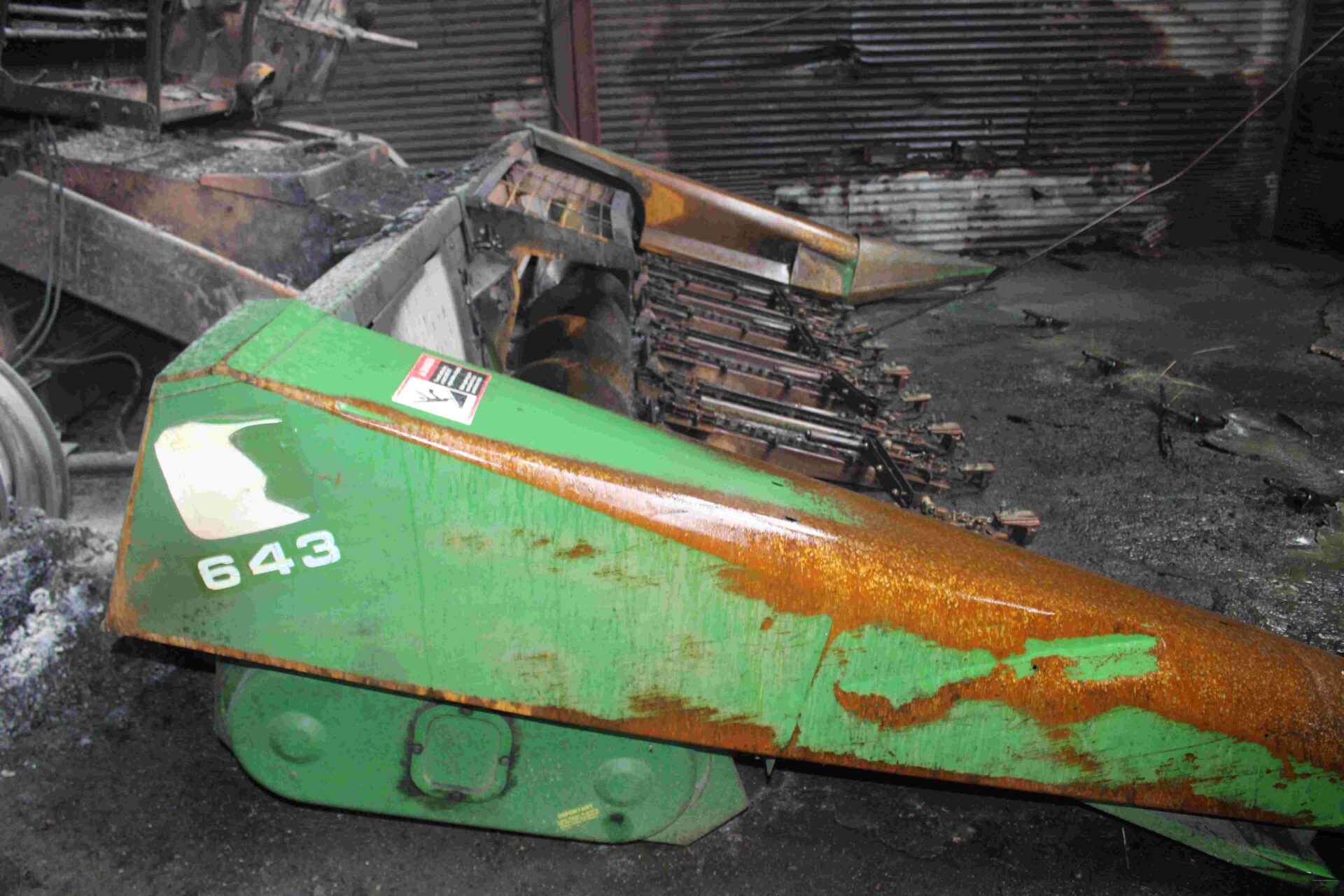 1981 John Deere 6620 Combine and 1986 John Deere 643 Corn Head - Image 3