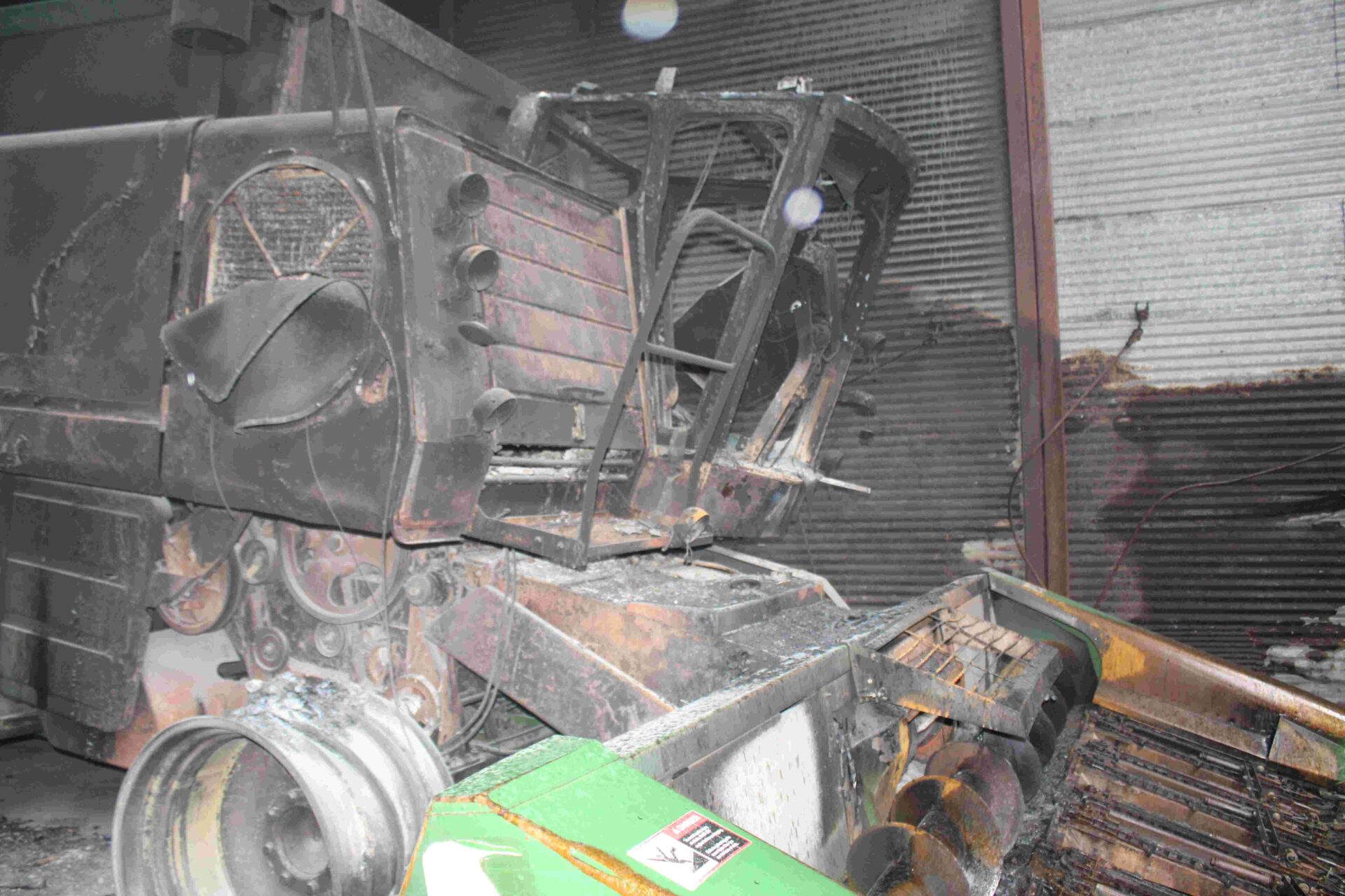 1981 John Deere 6620 Combine and 1986 John Deere 643 Corn Head - Image 4