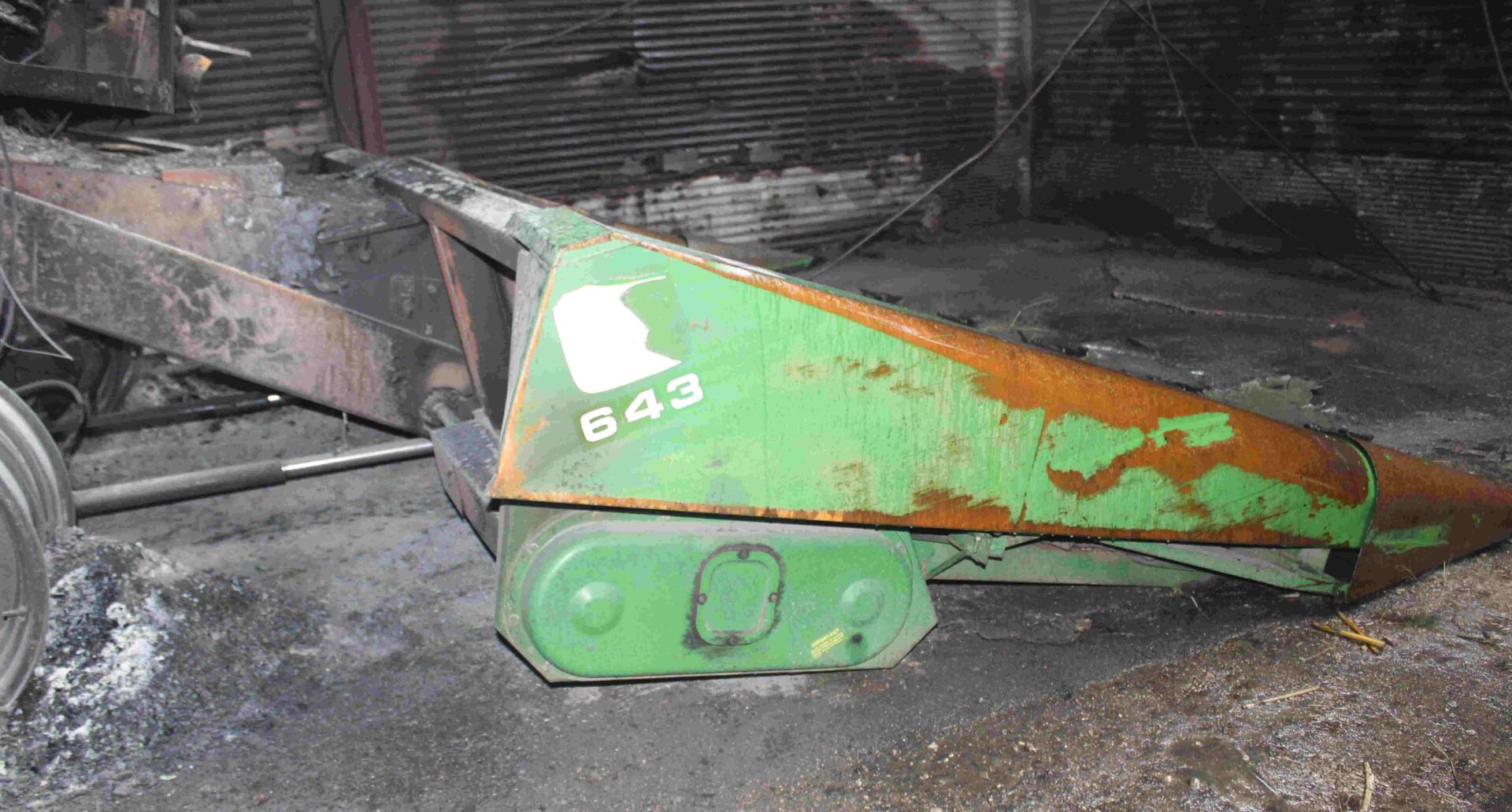 1981 John Deere 6620 Combine and 1986 John Deere 643 Corn Head - Image 5