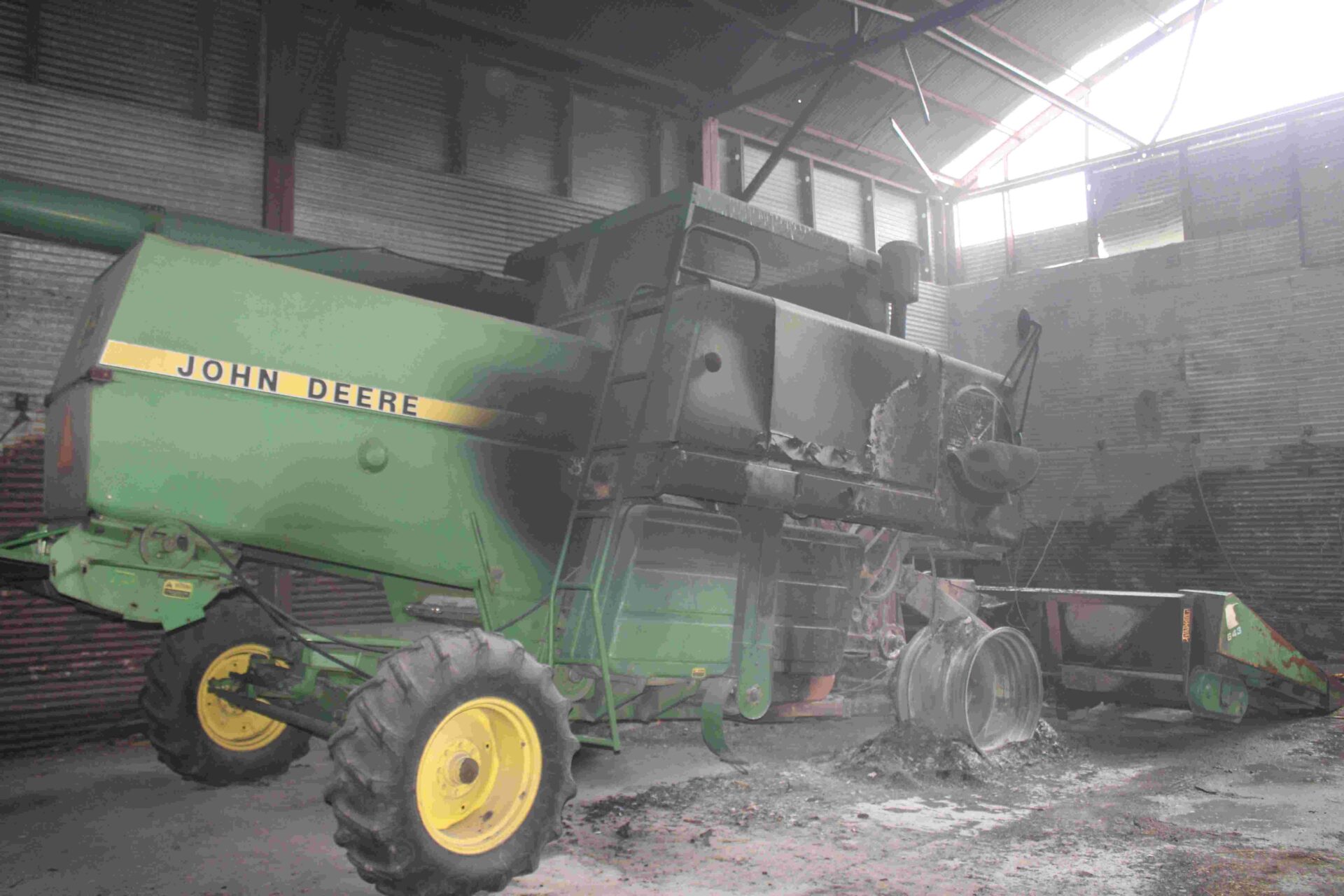 1981 John Deere 6620 Combine and 1986 John Deere 643 Corn Head - Image 6