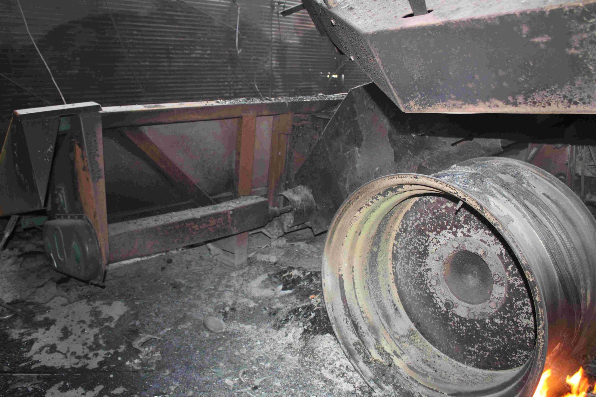 1981 John Deere 6620 Combine and 1986 John Deere 643 Corn Head - Image 7