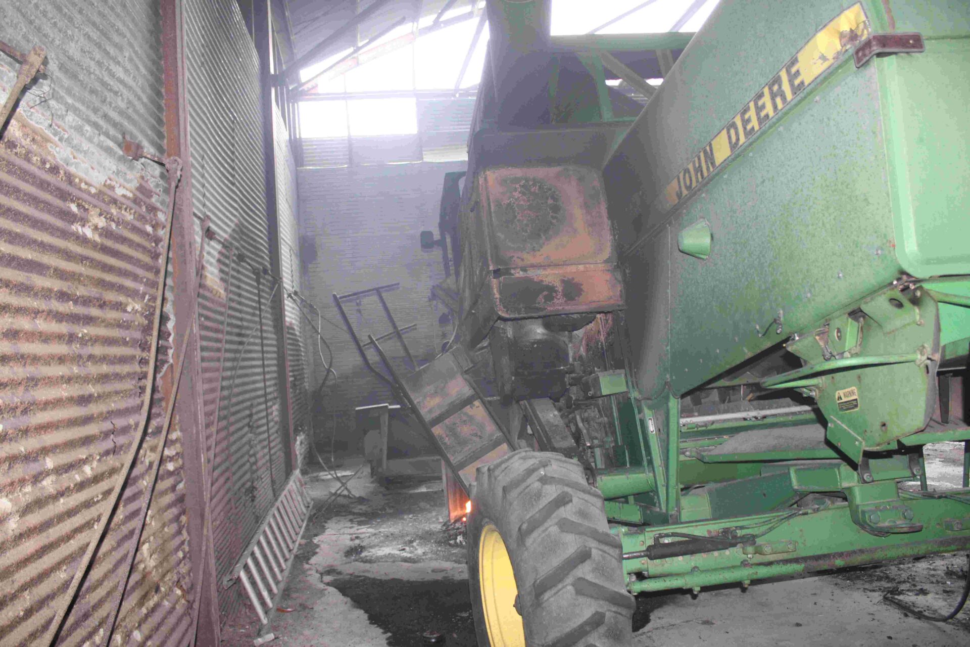 1981 John Deere 6620 Combine and 1986 John Deere 643 Corn Head - Image 9