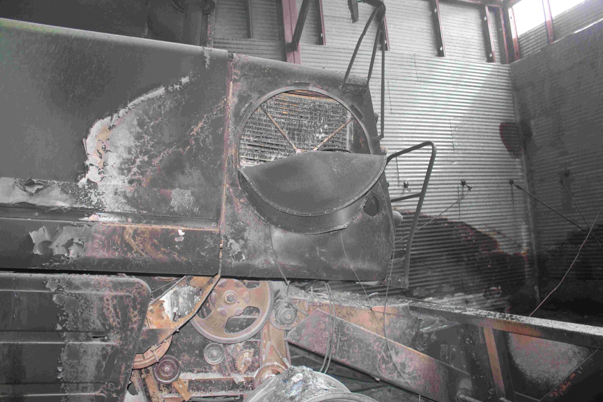 1981 John Deere 6620 Combine and 1986 John Deere 643 Corn Head - Image 10