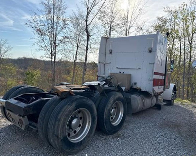 2001 Peterbilt 379 - Image 2