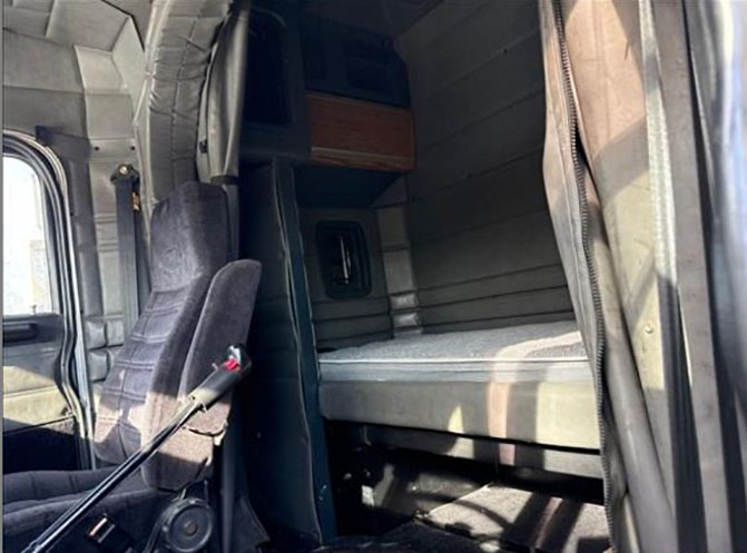 2001 Peterbilt 379 - Image 9