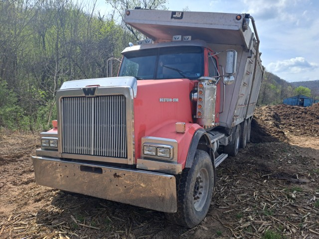 2005 Western Star 4900FA Dump Truck - Image 2