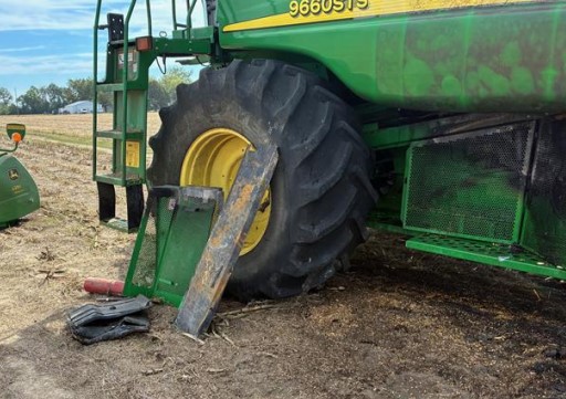2006 John Deere 9660 STS Combine - Image 7