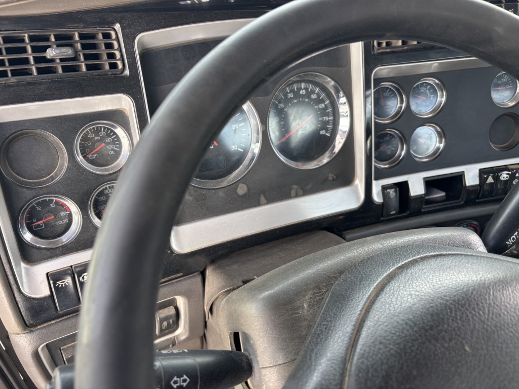 2008 Kenworth T800 - Image 10
