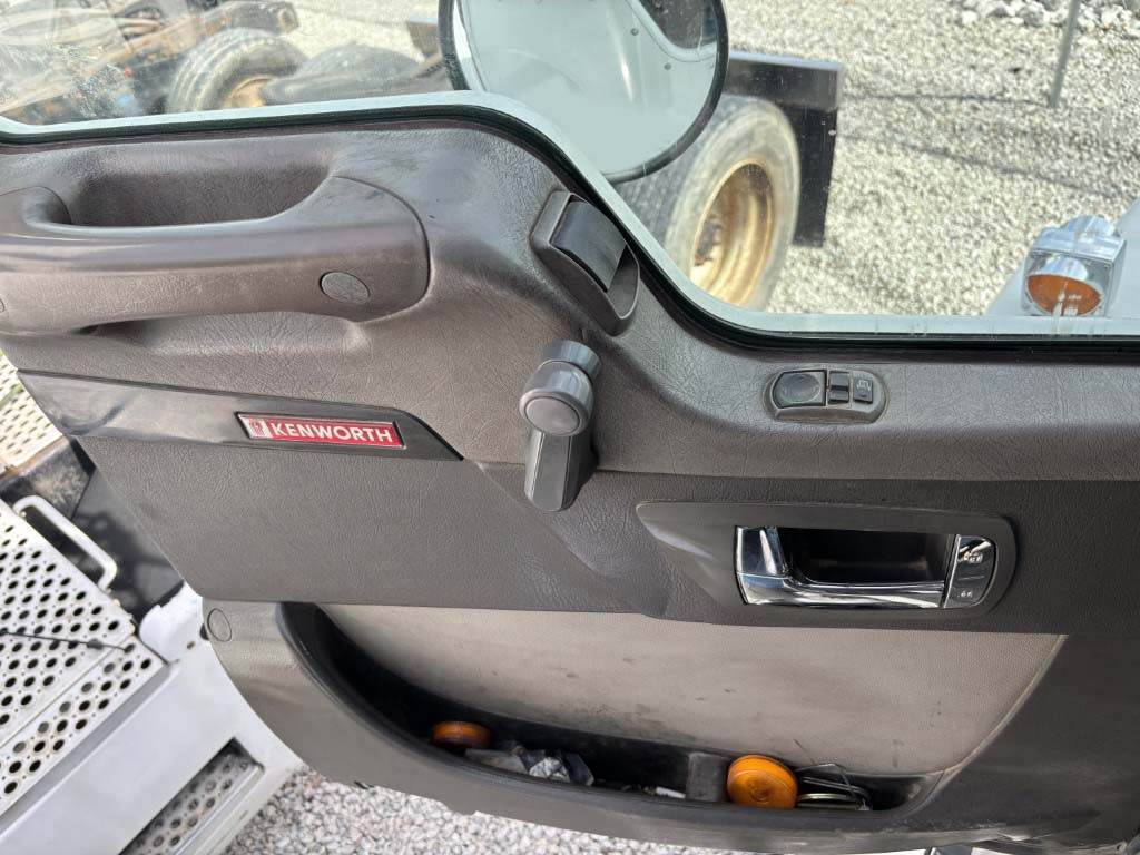 2008 Kenworth T800 - Image 11