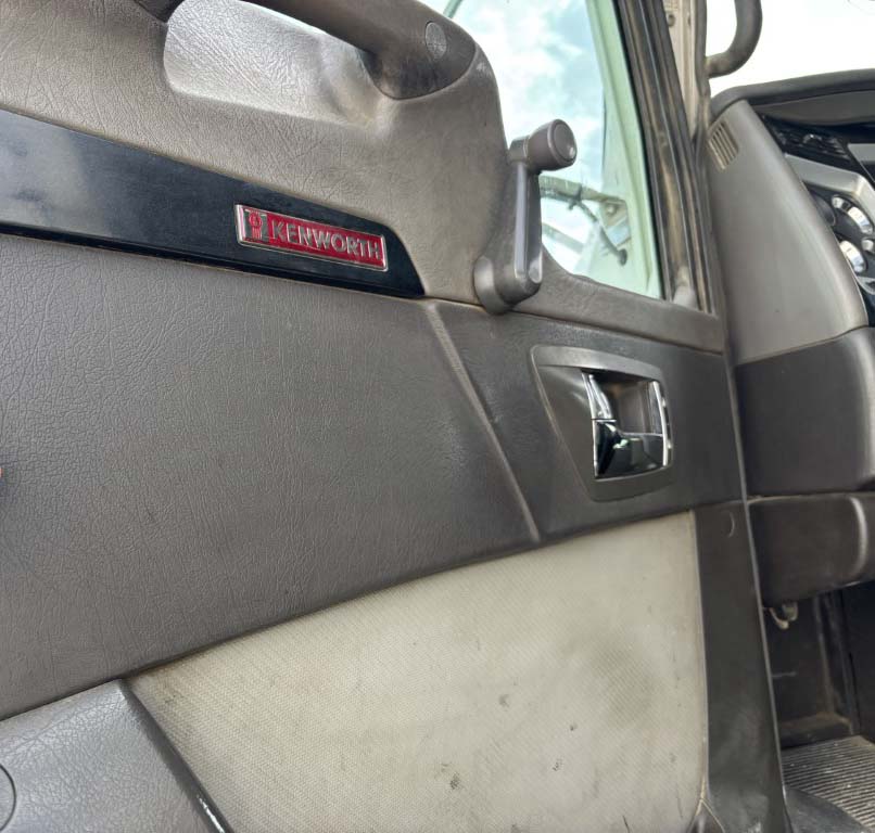 2008 Kenworth T800 - Image 12