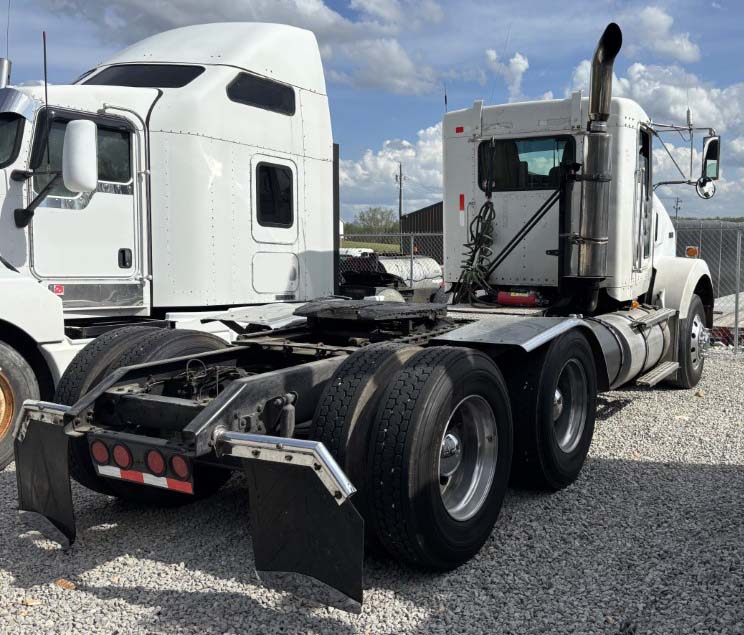 2008 Kenworth T800 - Image 2
