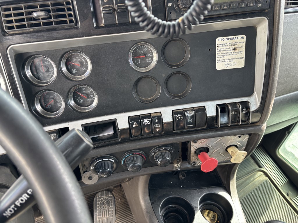 2008 Kenworth T800 - Image 9