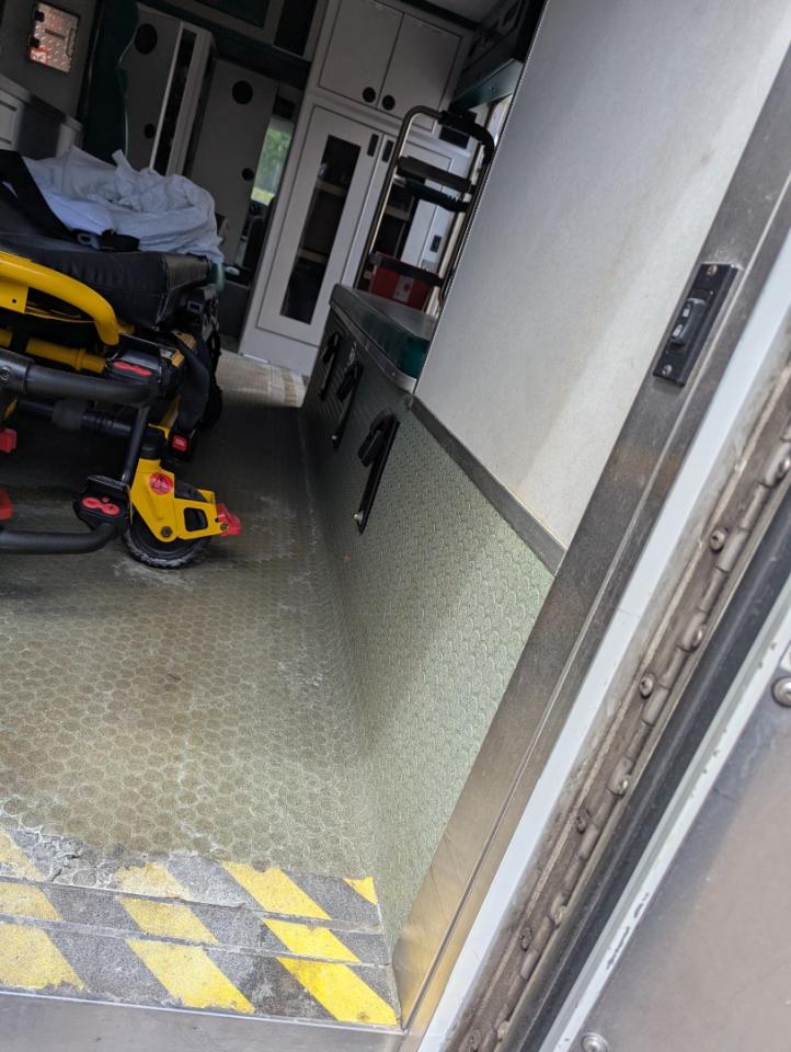 2009 Ford E-450 Ambulance - Image 11