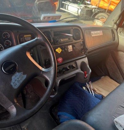 2010 Freightliner M2 106 Box Truck - Image 21