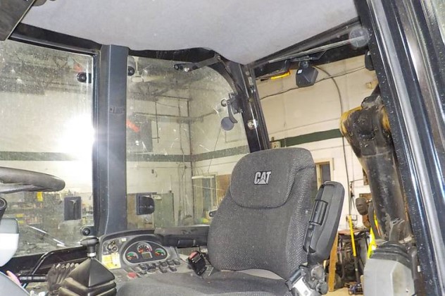 2014 Caterpillar 420F Backhoe - Image 13