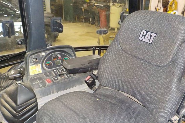 2014 Caterpillar 420F Backhoe - Image 15