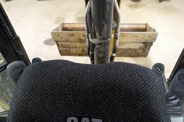 2014 Caterpillar 420F Backhoe - Image 16