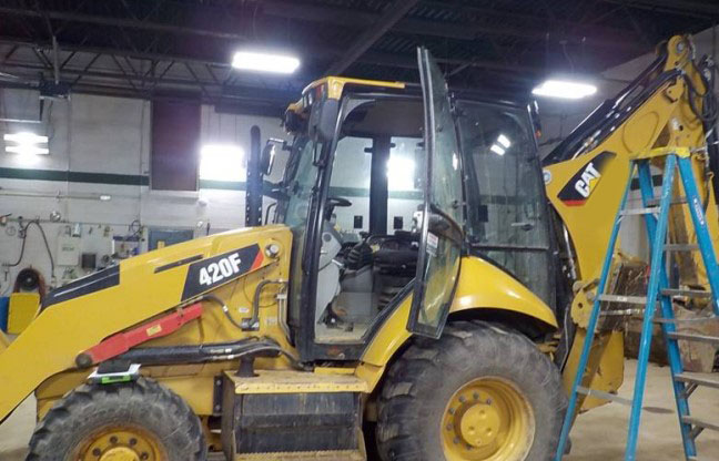 2014 Caterpillar 420F Backhoe - Image 4