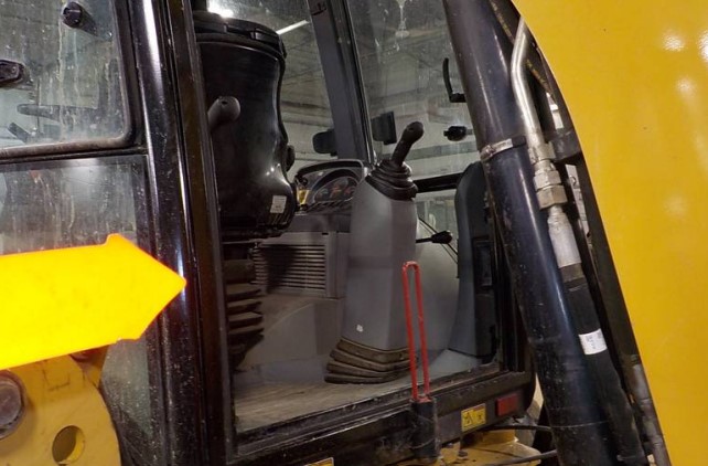 2014 Caterpillar 420F Backhoe - Image 9