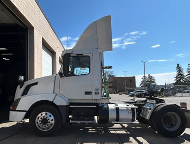 2014 Volvo VNL - Image 2