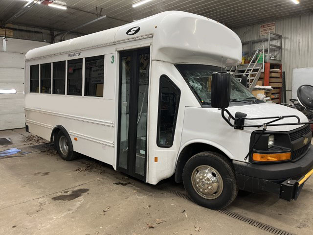 2015 Chevrolet Express 3500 - Image 3