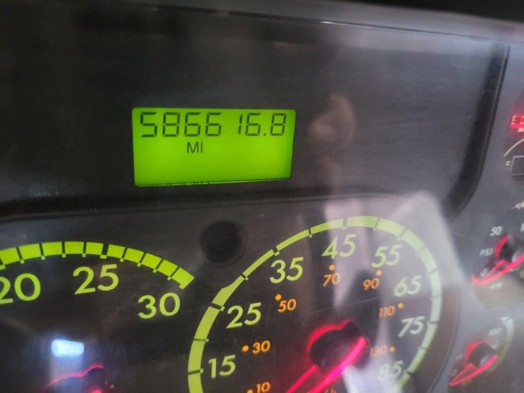 2015 Freightliner Cascadia - Image 10