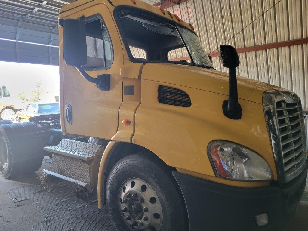 2015 Freightliner Cascadia - Image 2