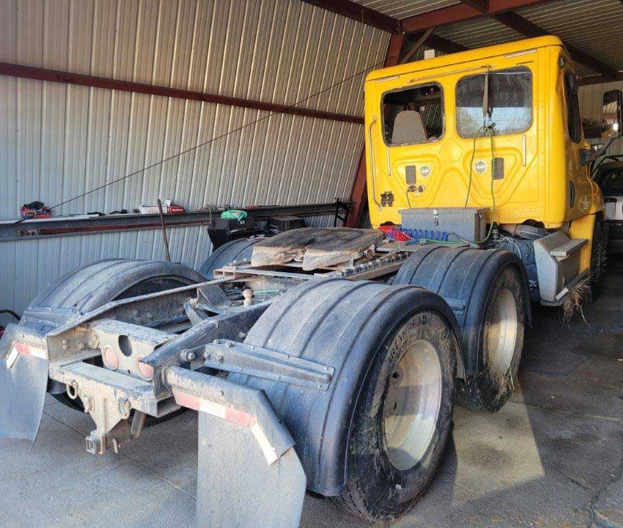 2015 Freightliner Cascadia - Image 3