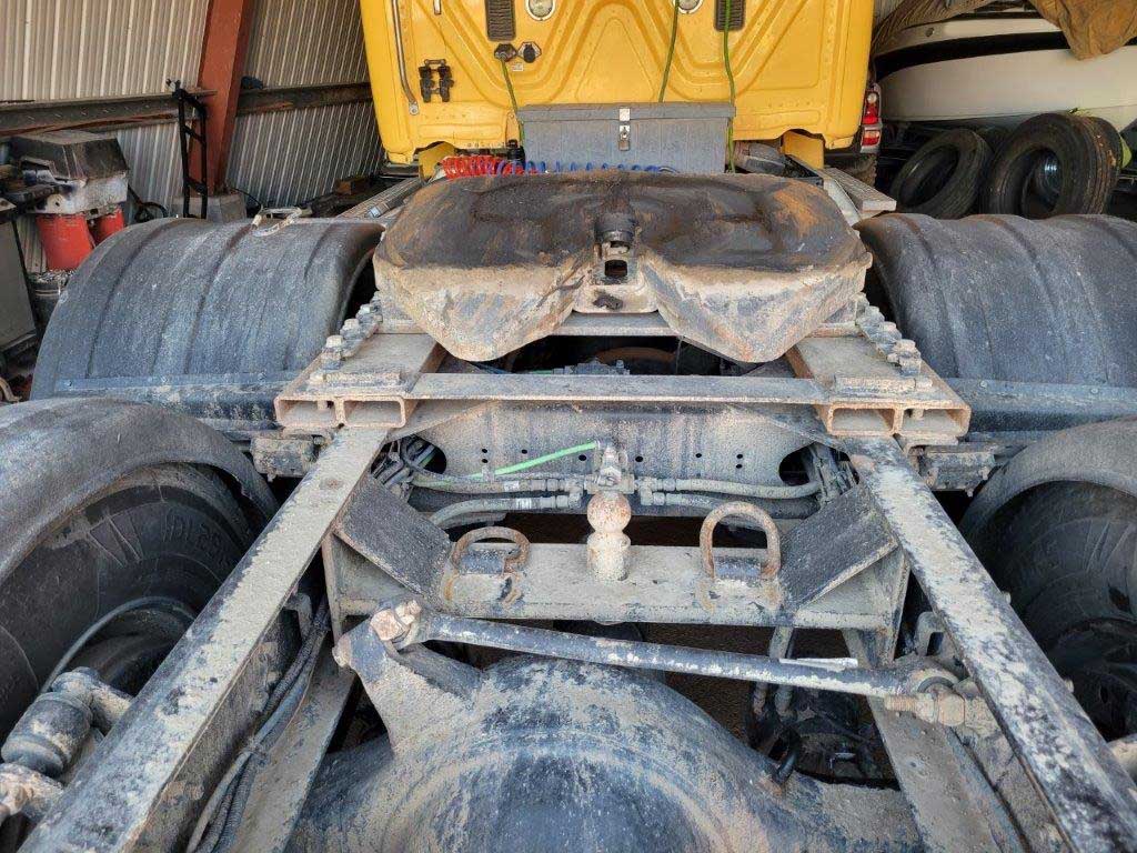 2015 Freightliner Cascadia - Image 9