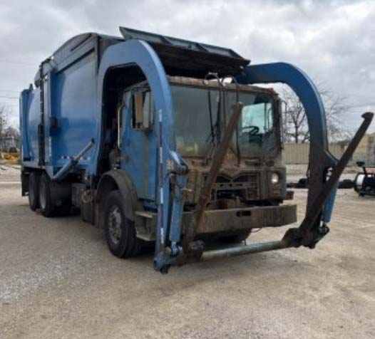 2018 Mack MRU Garbage Truck - Image 3