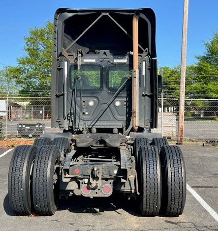 2019 Freightliner Cascadia - Image 2