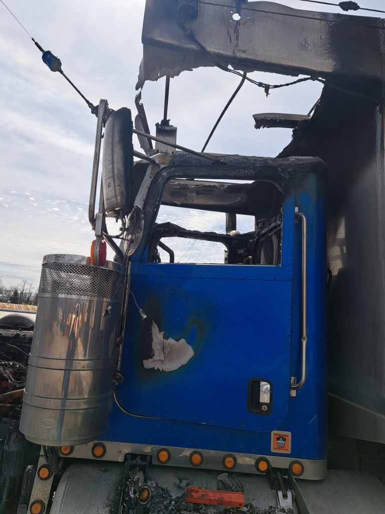 2019 Peterbilt 389 Tri Axle - Image 5