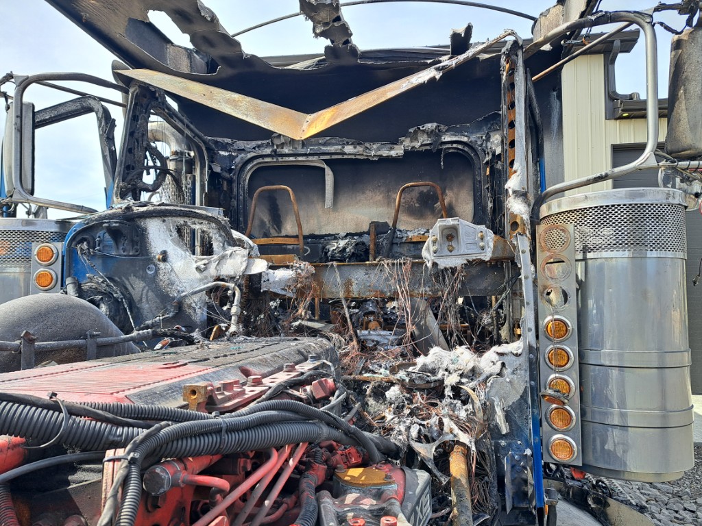 2019 Peterbilt 389 Tri Axle - Image 6