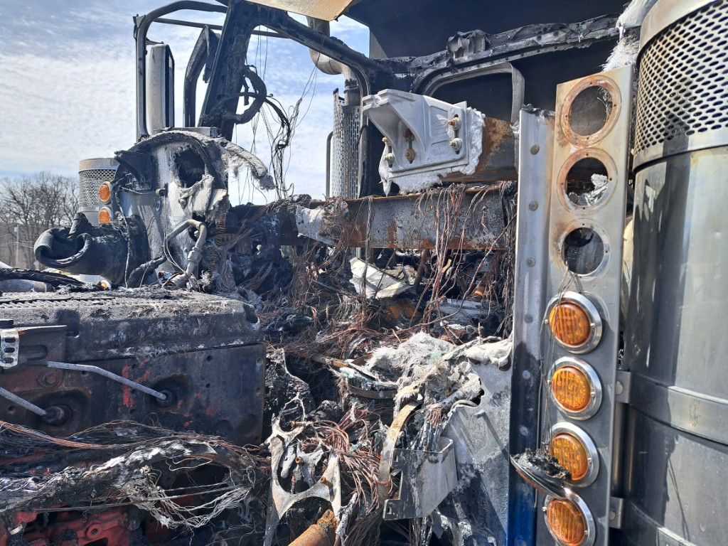 2019 Peterbilt 389 Tri Axle - Image 8