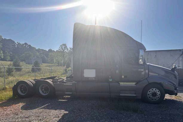 2020 Volvo VNL 860 - Image 4