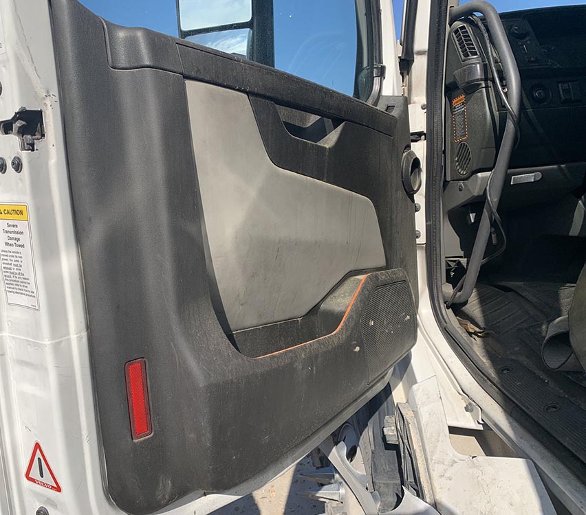 2020 Volvo VNL860 - Image 13