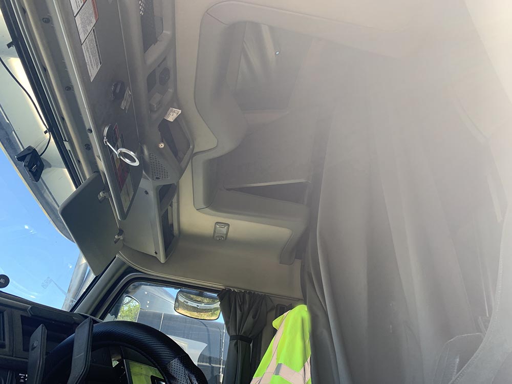 2020 Volvo VNL860 - Image 15