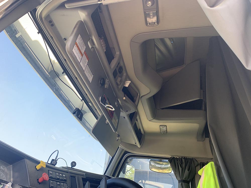 2020 Volvo VNL860 - Image 17