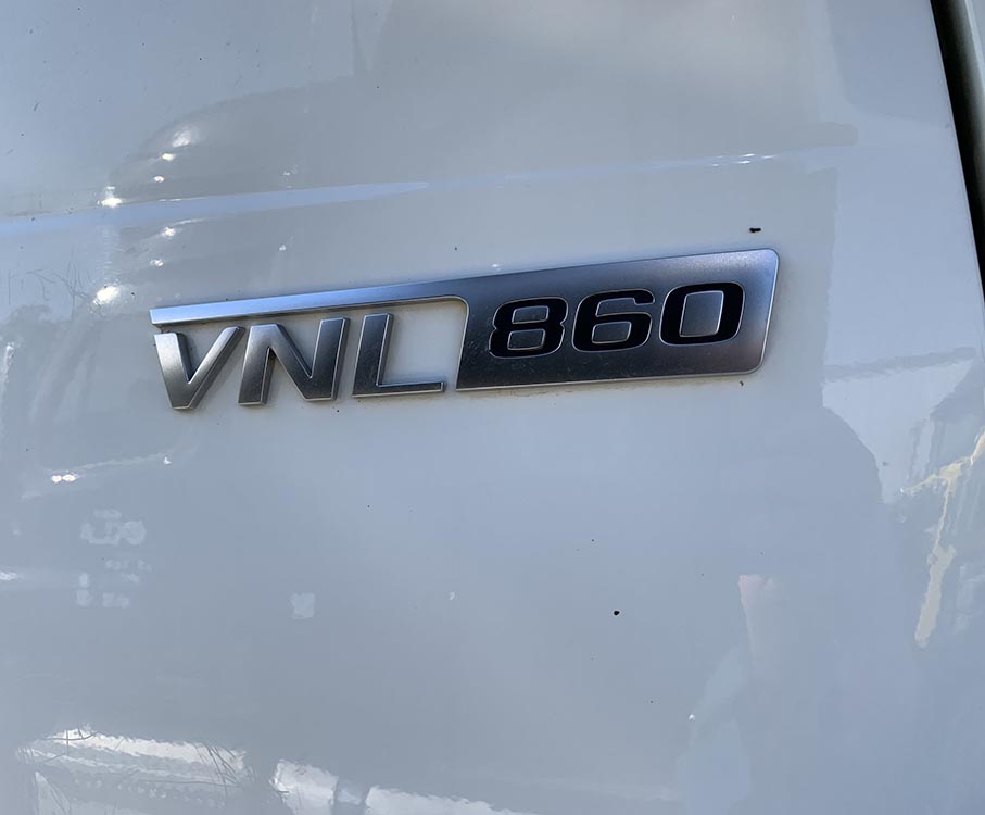 2020 Volvo VNL860 - Image 25