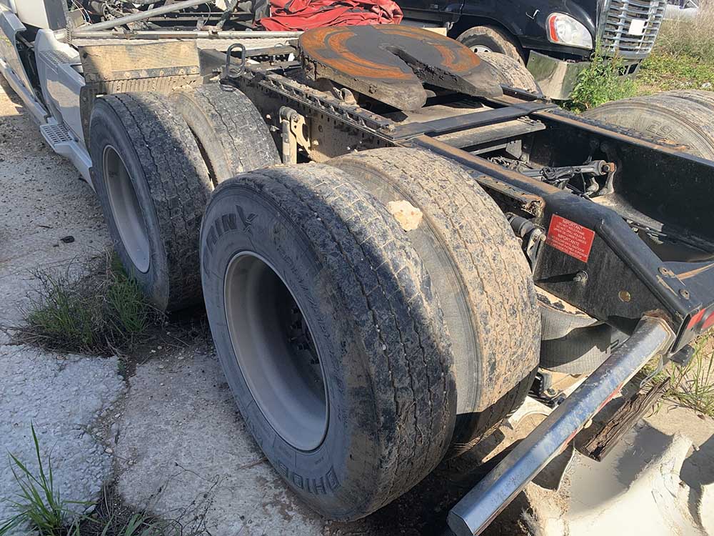 2020 Volvo VNL860 - Image 9