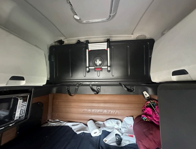 2021 Freightliner Cascadia - Image 10