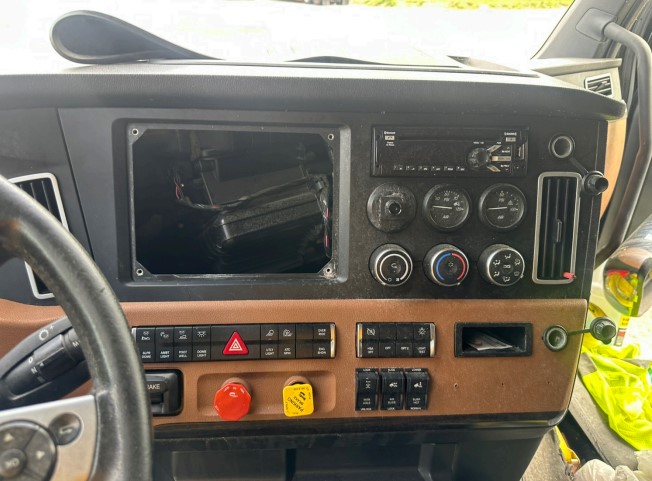 2021 Freightliner Cascadia - Image 8